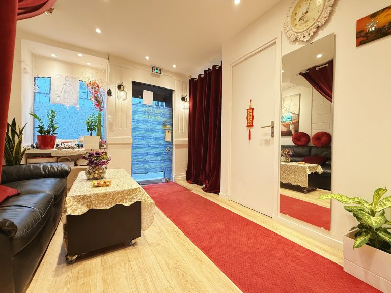Intérieur calme et soigné du salon Happy Beauty à Boulogne-Billancourt