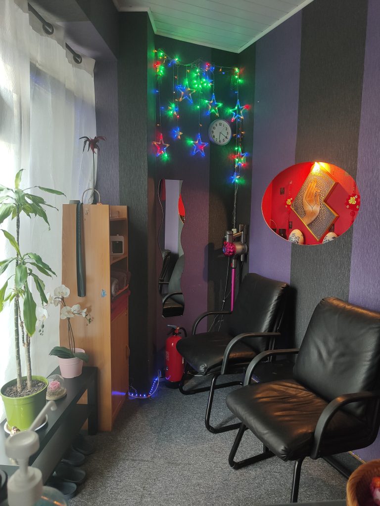 Intérieur du salon Massage Cerise, rue de Charenton à Paris